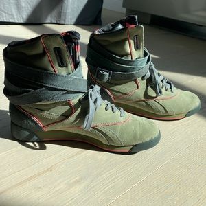 Brand New Reebok high top sneakers Size 7